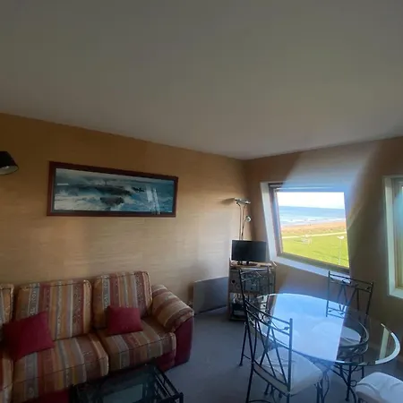 Cozy Cocoon Of 34 M Direct Access To The Sea Apartmán